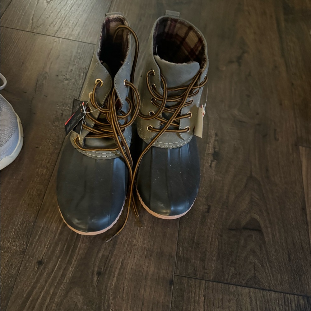 Women’s duck rain boots